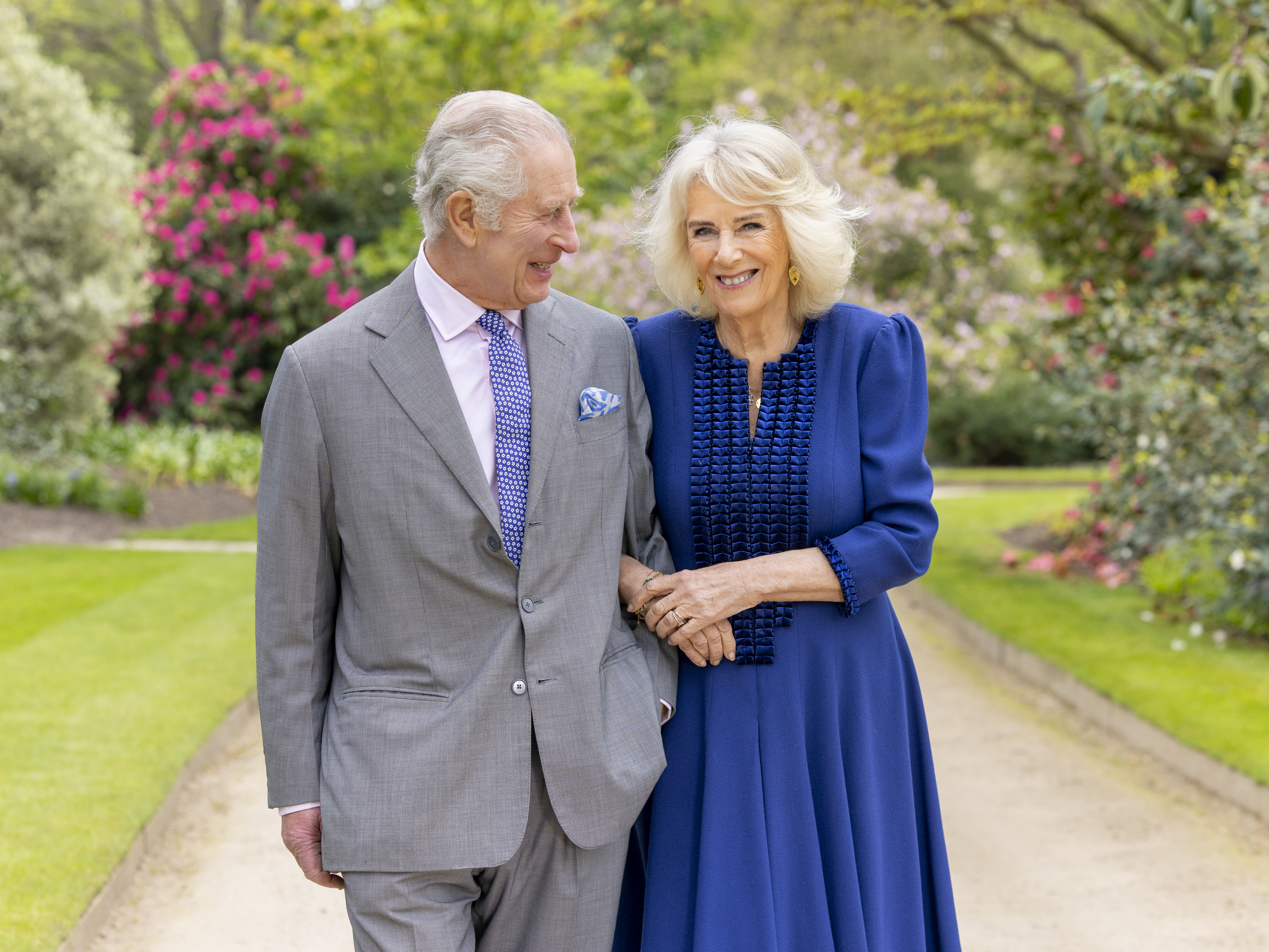 Le roi Charles et la reine Camilla posant ensemble 