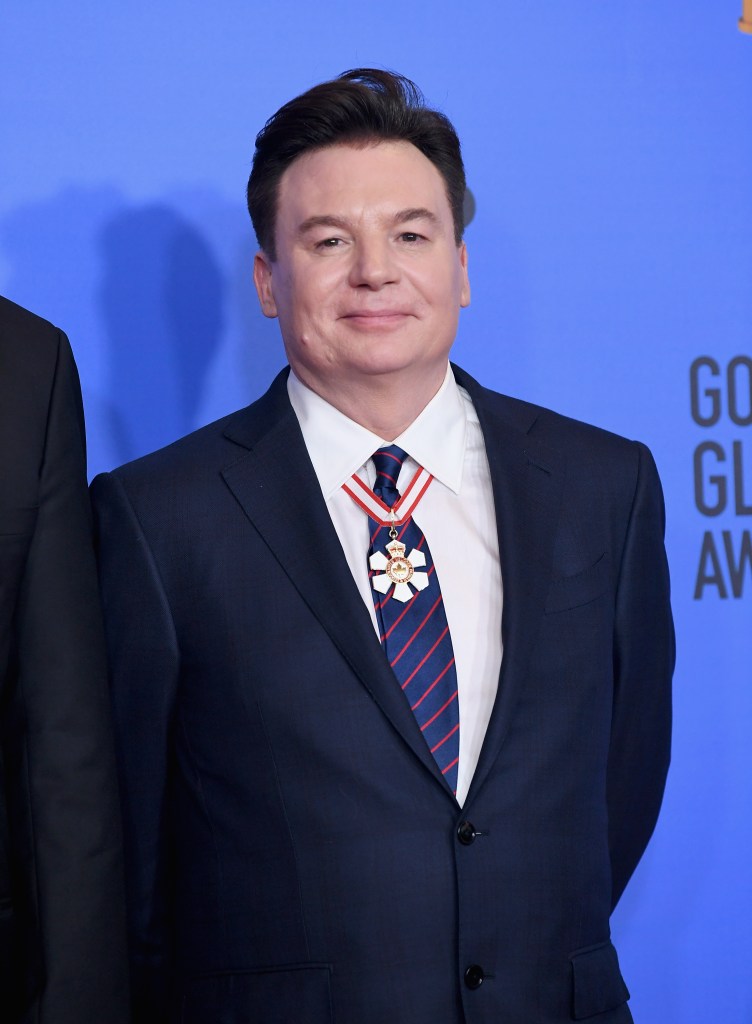 Mike Myers posant aux Golden Globes en 2019.
