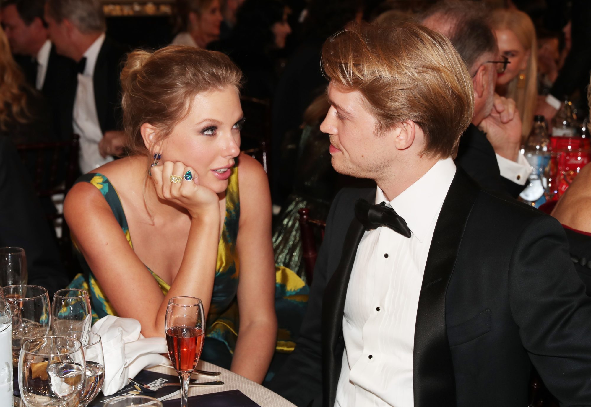 Taylor Swift et Joe Alwyn lors de la 77e cérémonie annuelle des Golden Globe Awards.