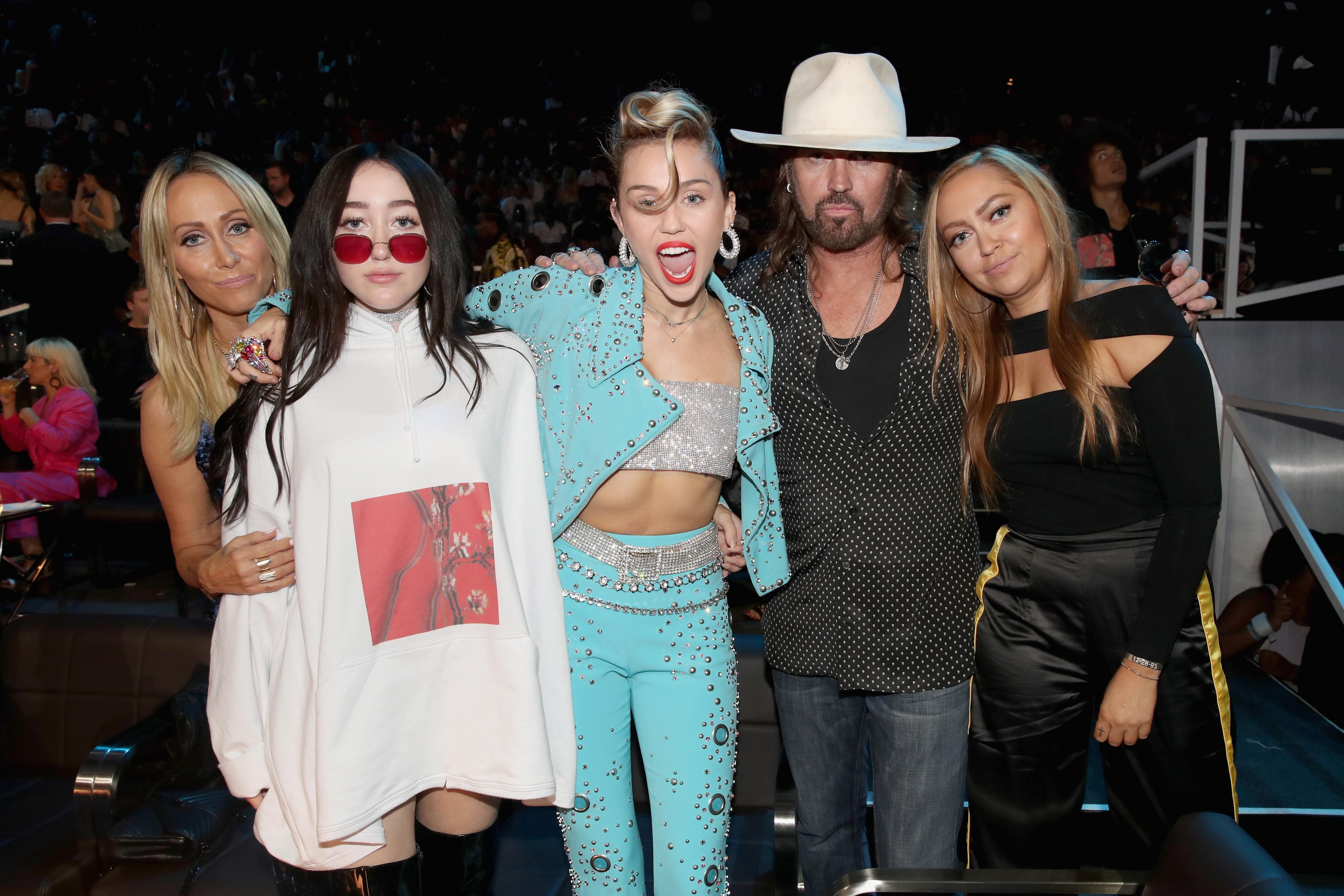 Tish Cyrus, Noah Cyrus, Miley Cyrus, Billy Ray Cyrus et Brandi Cyrus