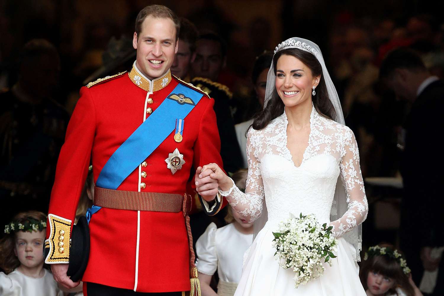 Le prince William, duc de Cambridge et Catherine, duchesse de Cambridge sourient après leur mariage à l'abbaye de Westminster le 29 avril 2011 à Londres, en Angleterre. 