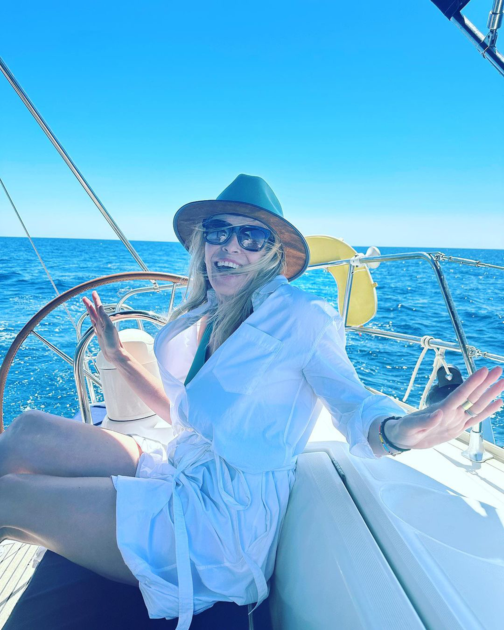Chelsea Handler assis sur un bateau