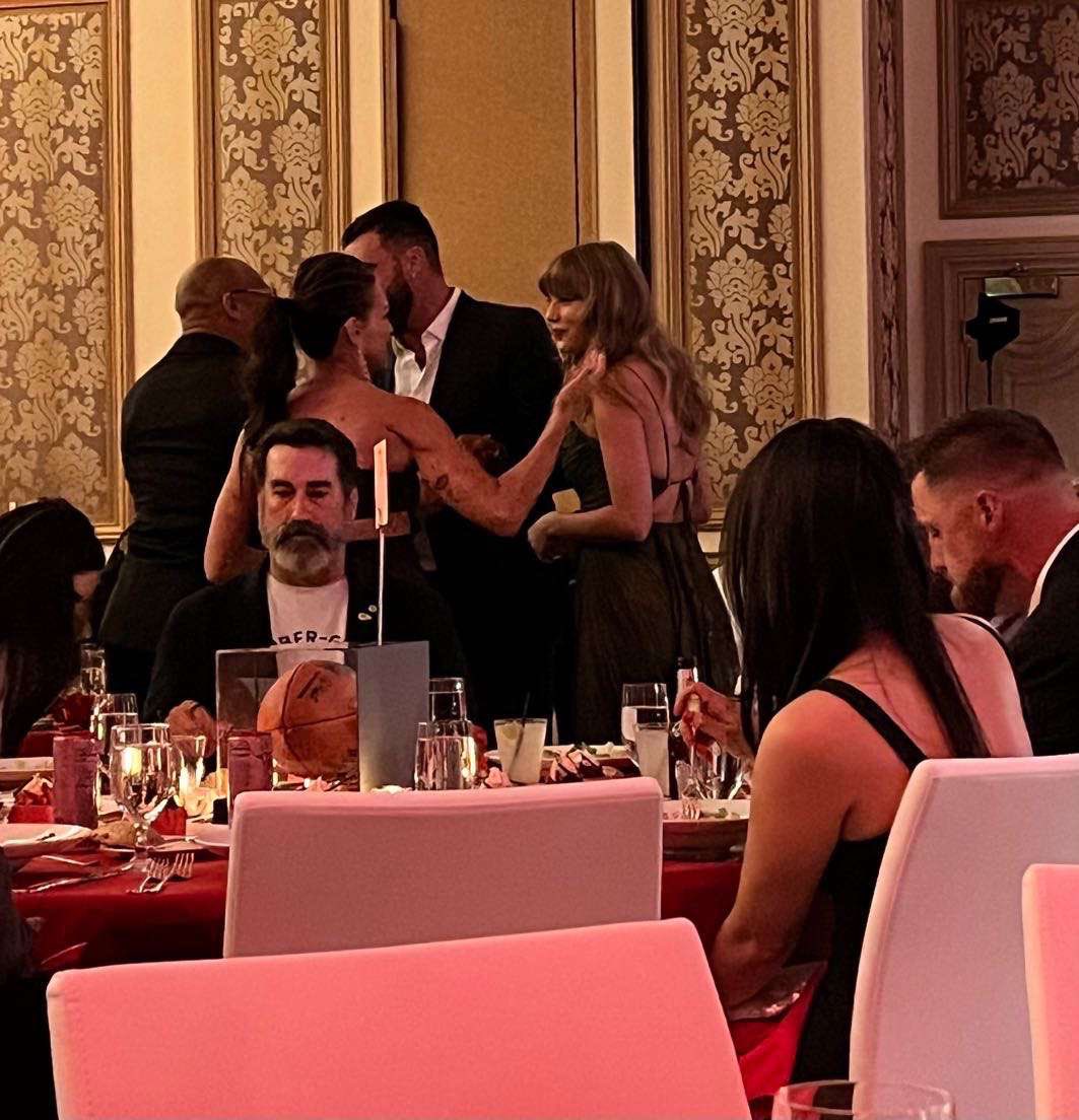 Taylor Swift et Travis Kelce au gala
