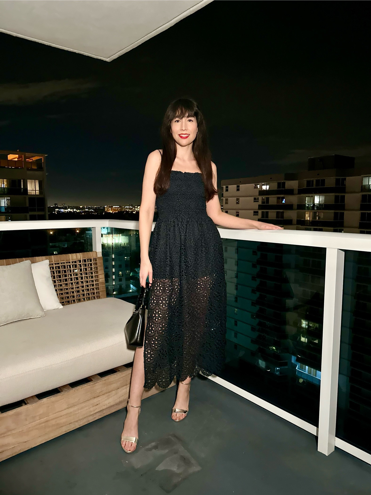 L'auteur en robe noire sur le balcon d'un hôtel