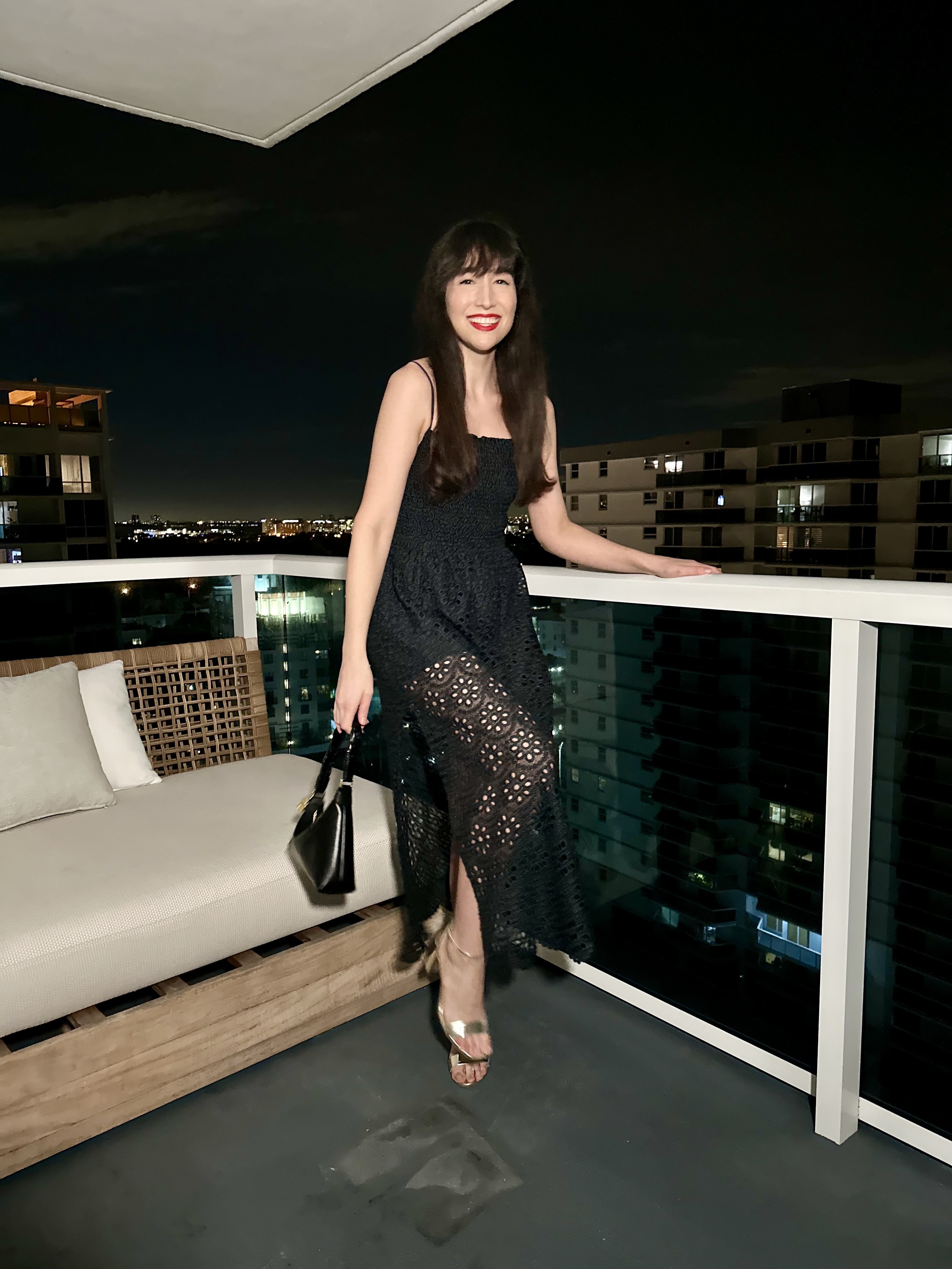 L'auteur en robe noire sur le balcon d'un hôtel