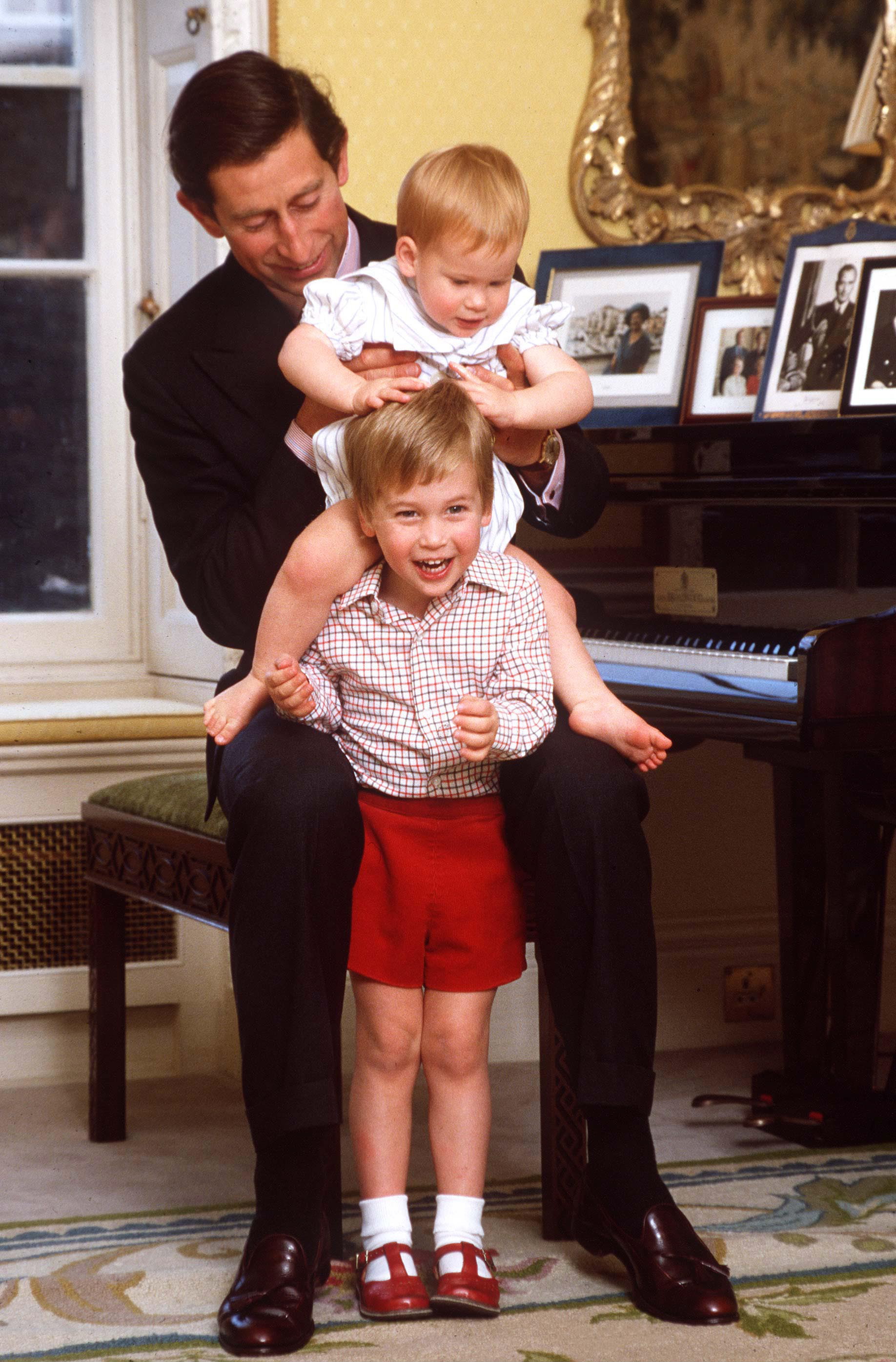 Vieille photo de Charles avec William et Harry quand ils étaient bébés.