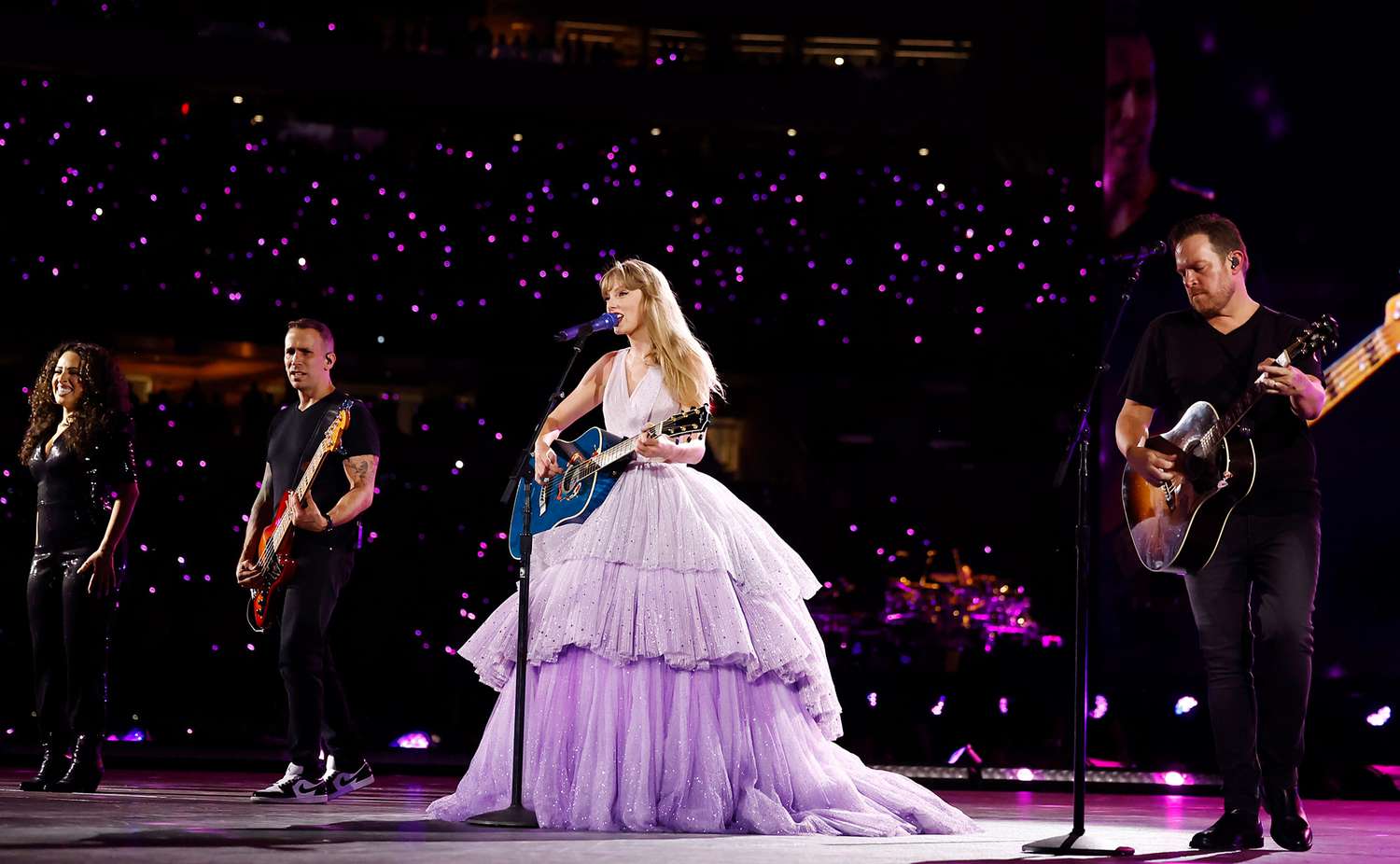 Taylor Swift se produit sur scène lors du « Taylor Swift | The Eras Tour » au SoFi Stadium