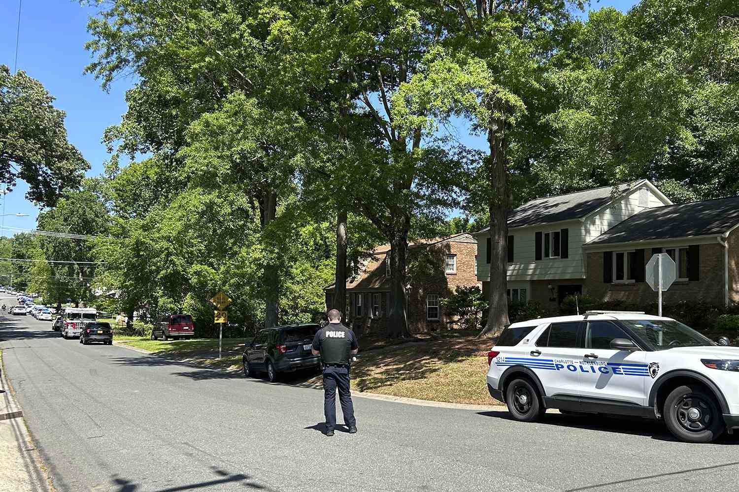 Le service de police de Charlotte Mecklenburg répond aux coups de feu tirés sur Galway Drive à Charlotte, Caroline du Nord, le lundi 29 avril 2024.