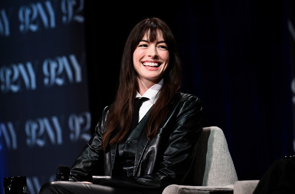 Anne Hathaway lors d'un panel. 