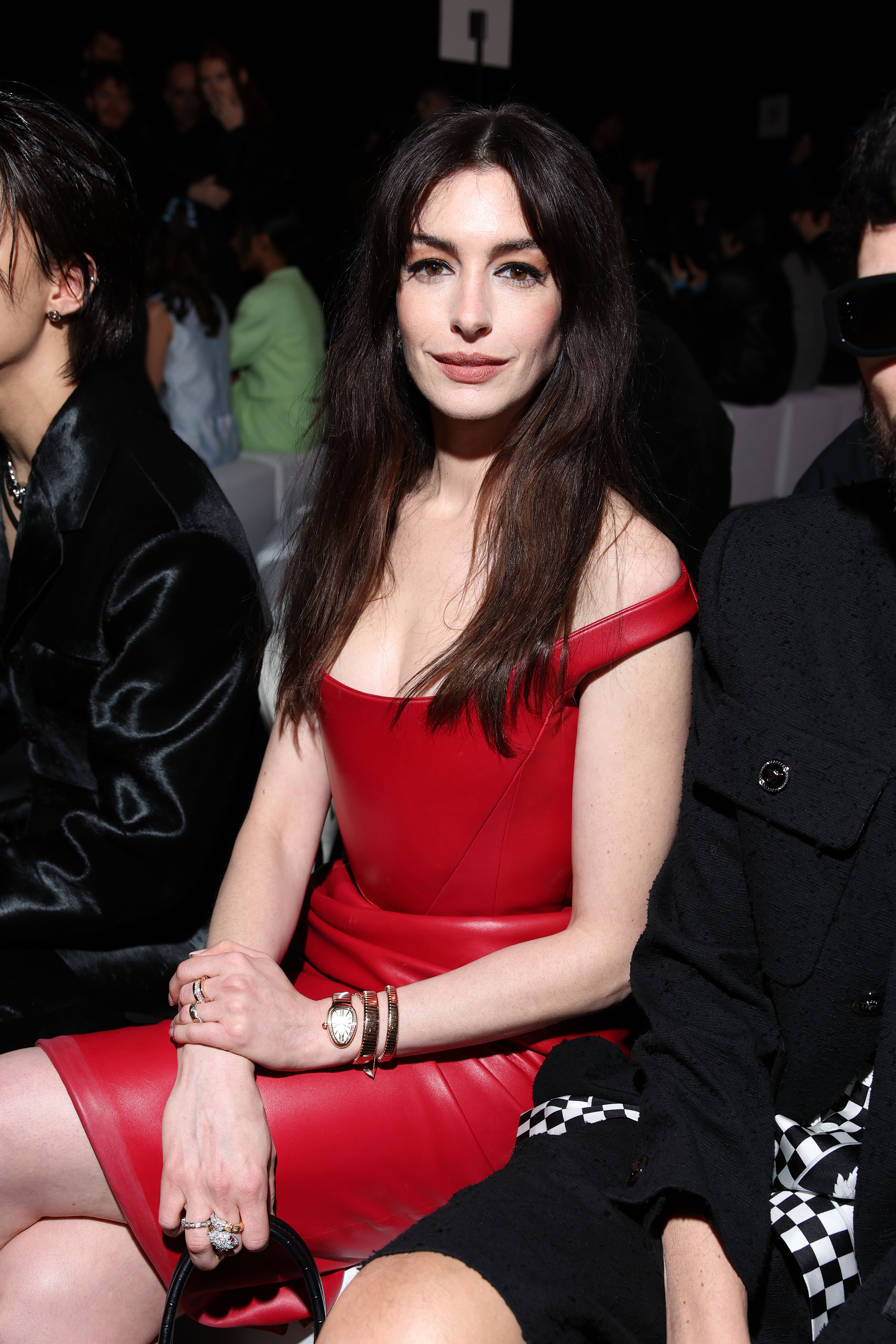 Anne Hathaway en robe rouge.