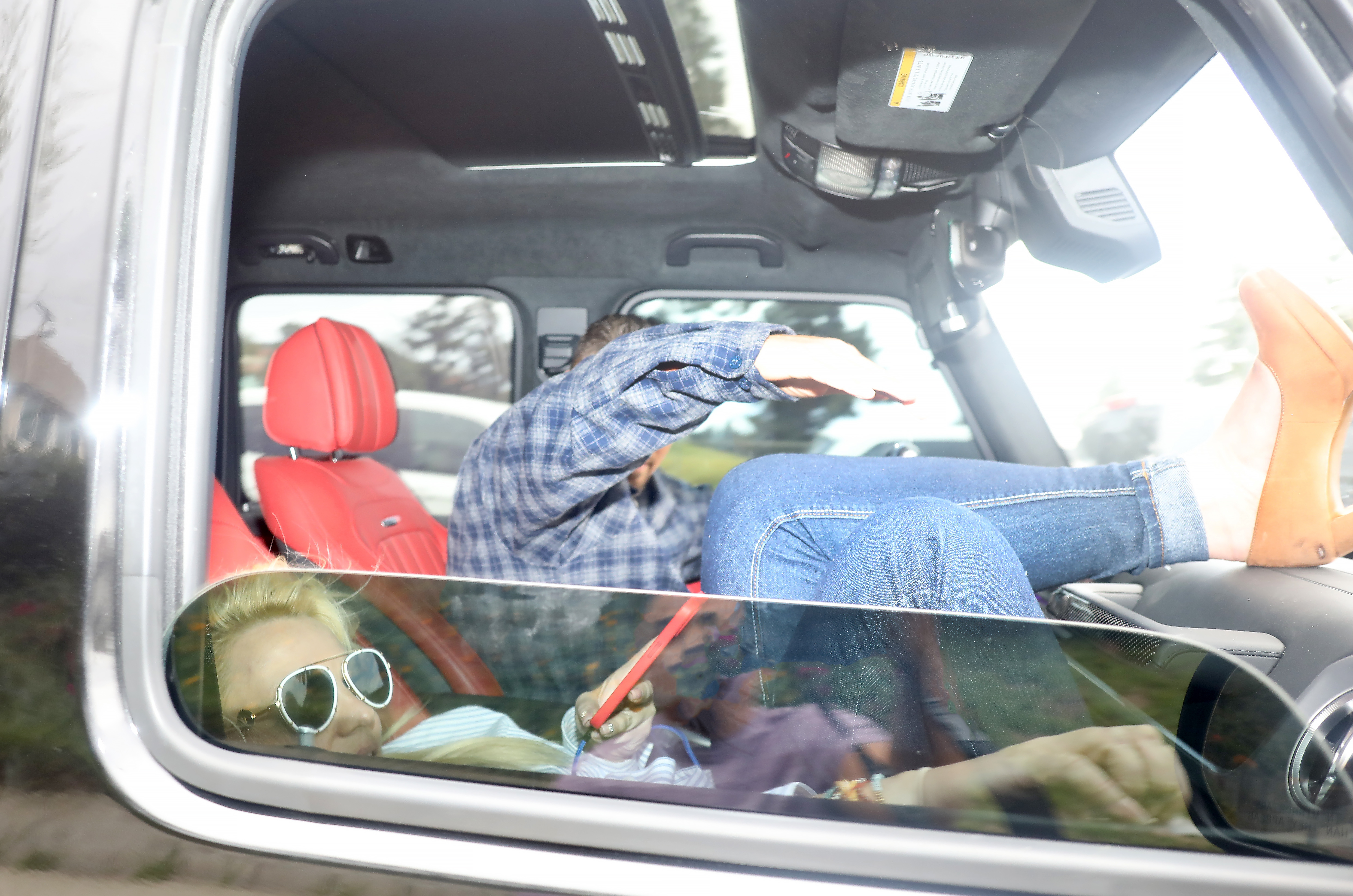 Britney Spears allongée dans une voiture