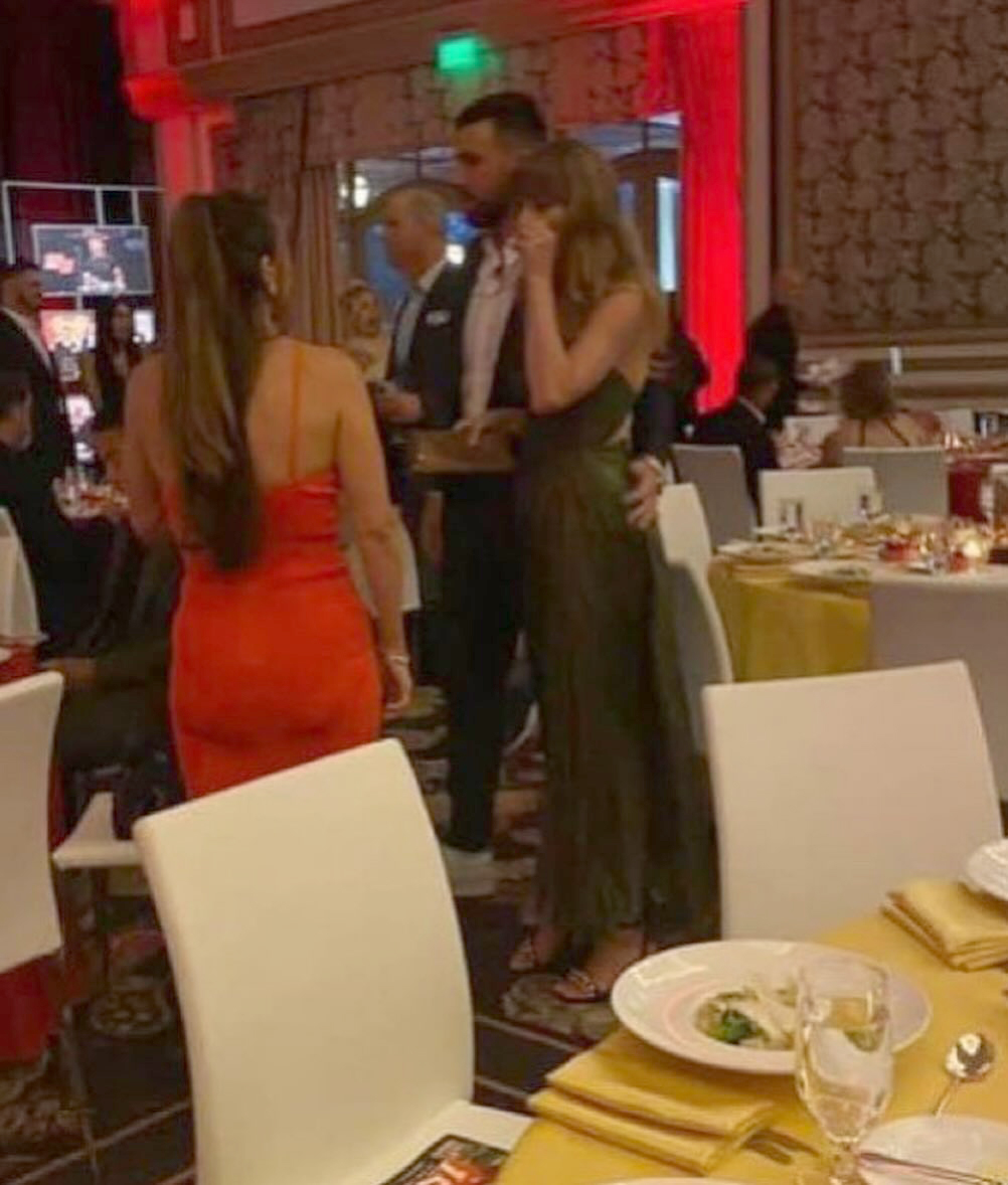 Travis Kelce et Taylor Swift ensemble lors d'un gala